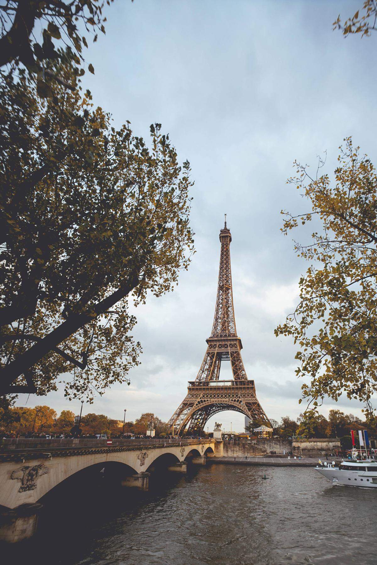 Das von 1887 bis 1889 errichtete Bauwerk wurde als Eingangsportal und Aussichtsturm für die Weltausstellung und als Erinnerung an den 100. Jahrestag der Französischen Revolution errichtet. Der 312 Meter hohe Turm gehört mit rund sieben Millionen Besuchern zum meistbesuchten Wahrzeichen der Welt.