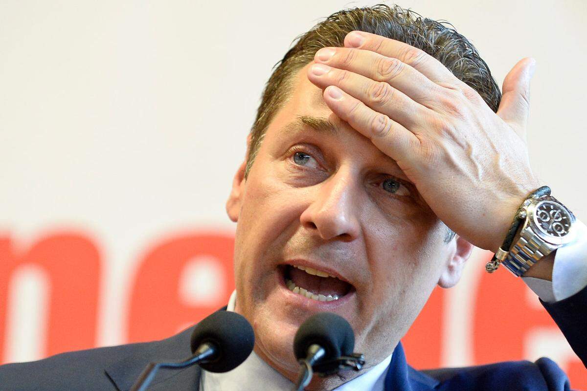 Strache versuchte sich schon im Wahljahr 2013 in neuer Rolle. Der FPÖ-Chef war nicht der zornige Angreifer, der sich mit plump ausländerfeindlichen Sprüchen in den Mittelpunkt zu schieben versuchte, sondern er gab sich als eine Art Liebesbringer. Dass sich hinter der "Nächstenliebe"-Kampagne ein Ausländer-Wahlkampf neuen Zuschnitts verbarg, hat der FPÖ wohl auch eher genutzt als geschadet. Für die anstehende Wien-Wahl im Herbst ist Ähnliches zu erwarten. Dennoch - im Hoffen auf eine aus FP-Sicht längst überfällige Regierungsbeteiligung - tritt immer öfter der schmeichelweiche Strache ans Licht.