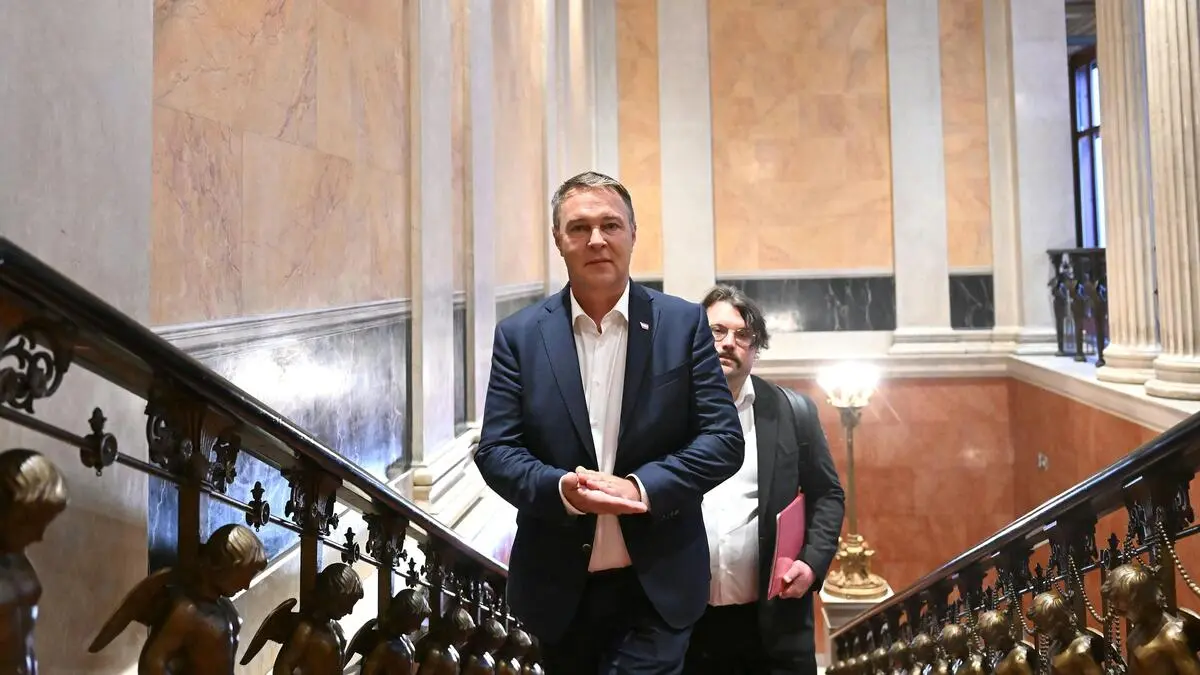 The red intrigue endangers the government