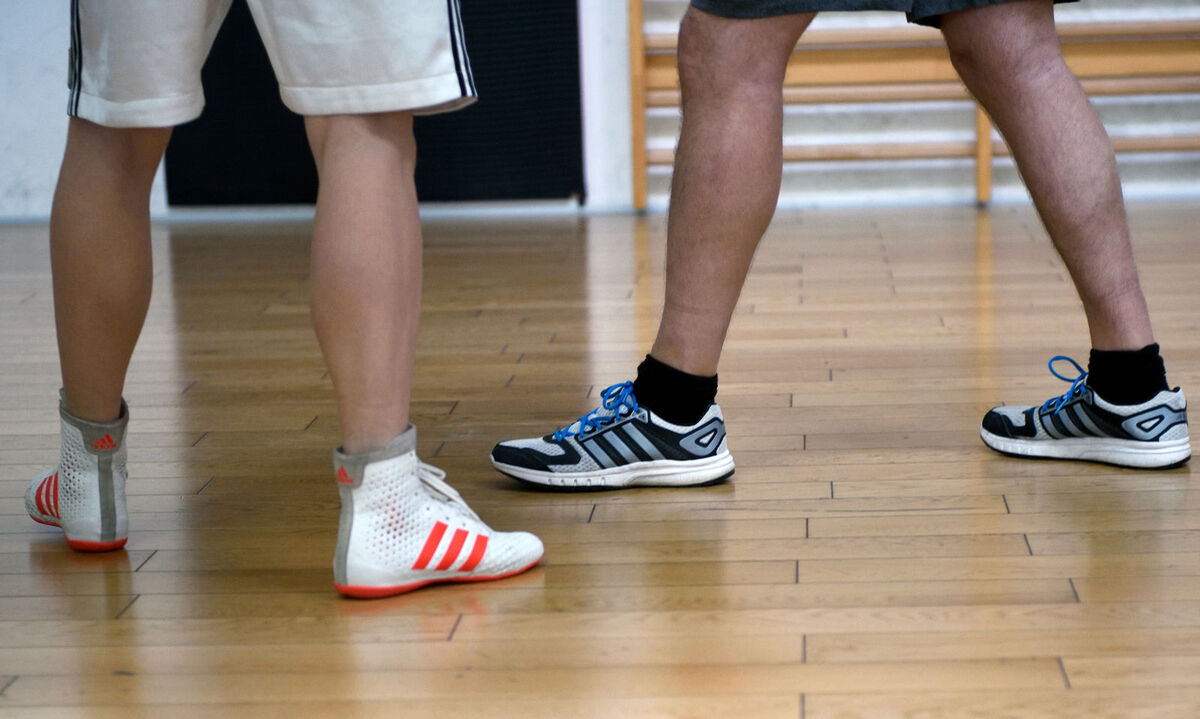 Die richtige Beinstellung (Grundstellung) finden, das ist essenziell im Boxen