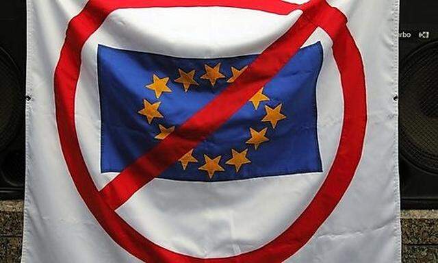 Archivbild: Eine Anti-EU-Flagge wird gehisst