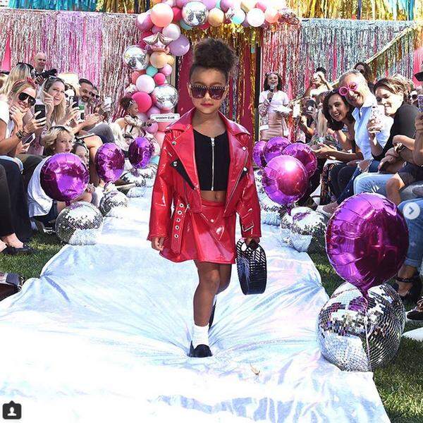 North West ist gerade einmal fünf Jahre alt, als Tochter von Reality-TV-Star Kim Kardashian und Rapper Kanye West aber seit ihrer Geburt berühmt. In der TV-Serie "Keeping Up with the Kardashians" ist sie ebenso zu sehen wie in Werbekampagnen und jetzt auch auf dem Laufsteg.