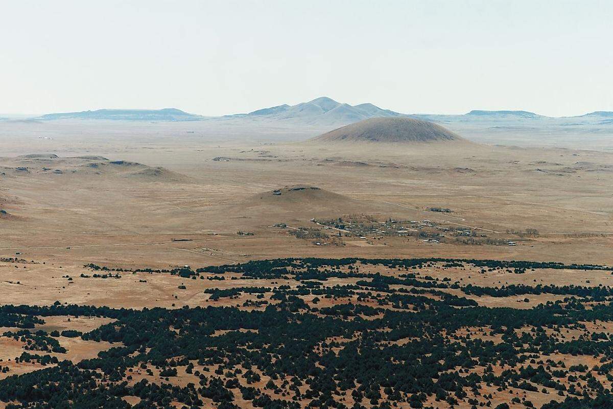 "Ich reflektiere die Landschaft, die ich in der Malerei gesehen habe", sagt Axel Hütte.Axel Hütte: Horseshoe Crater, USA, 2008