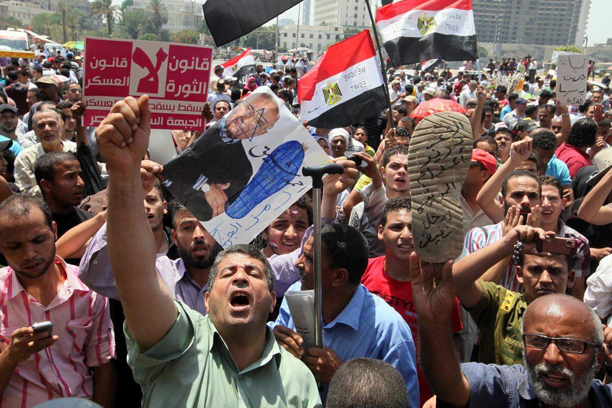 Auf dem Tahrir-Platz in Kairo protestierten im Vorfeld der Wahl bereits Tausende gegen Shafik. Sein Wahlkampfbüro wurde in der Nacht nach dem ersten Wahlgang in Brand gesetzt.