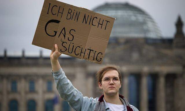 Ilyess El Kortbi bei einer Kundgebung vor dem Reichstag in Berlin.