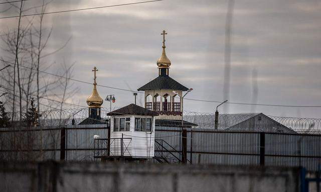 Die Türme der Kirche des Straflagers N2 nahe der russischen Stadt Pokrov, wo der russische Regierungskritiker Nawalny seit kurzem überstellt wurde.