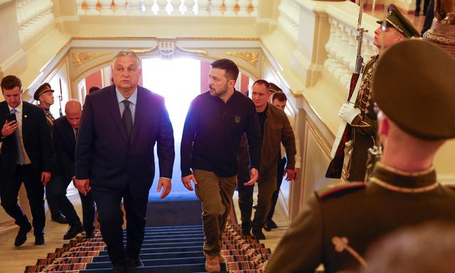 Viktor Orbán (li.) zu Besuch bei Wolodymyr Selenskij (re.) in Kiew.