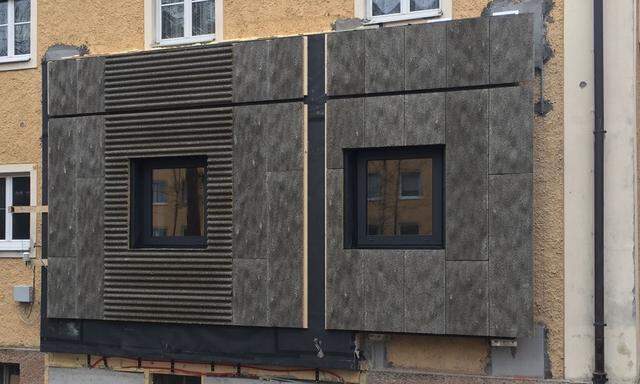Die Holz-Zement-Platten der Salzburger Multifunktionsfassade haben eine Struktur, die an Baumrinde erinnert und extra für den Wohnbau konstruiert wurde. 