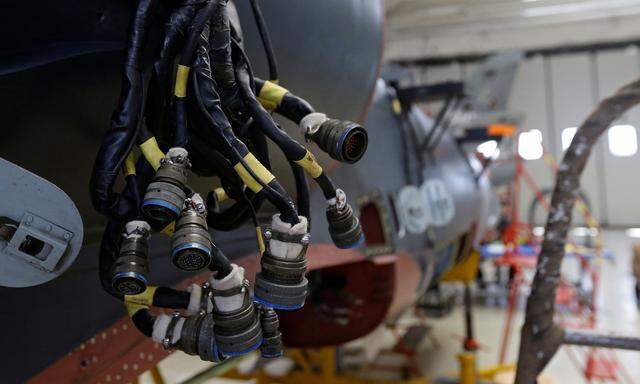 Der Flugzeuggast genießt jeden Komfort und will umsorgt werden. Dies wird in einer Flugzeugkabine durch Tausende Sensoren und kilometerlange Kabelstränge gewährleistet. In einem Airbus-Projekt werden die Kabel durch drahtlose Verbindungen ersetzt.