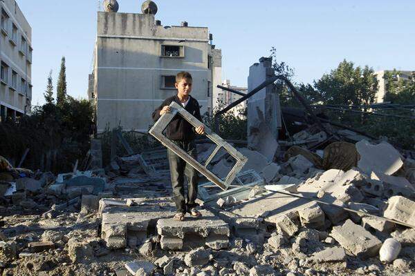 Auch auf israelischer Seite gab es Opfer: Bei einem Raketenangriff auf den Süden Israels sind Medienberichten zufolge am Donnerstag drei Menschen getötet worden. Die Rakete aus dem Gazastreifen habe ein Wohngebäude getroffen, hieß es im israelischen Fernsehen. Zudem gab es in der Hafenstadt Tel Aviv Luftalarm - erstmals seit 1991 schlug im Stadtgebiet eine Rakete ein.