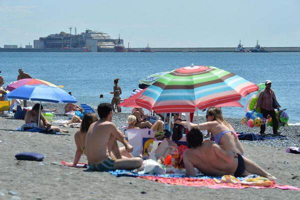Viele Badegäste beobachteten vom Strand aus das Spektakel vor dem Hafen von Genua.