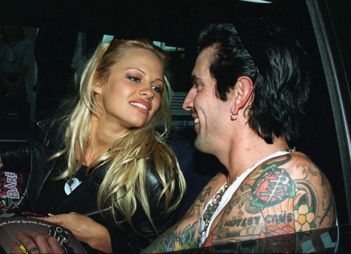 Auch privat kommen Negativschlagzeilen hinzu. 1995 heiratet Anderson den Mötley Crüe-Rocker Tommy Lee, das Paar bekommt zwei Söhne.