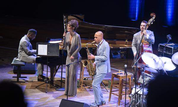 Subtile Sängerin: Gabrielle Cavassa neben Saxofonist Joshua Redman.