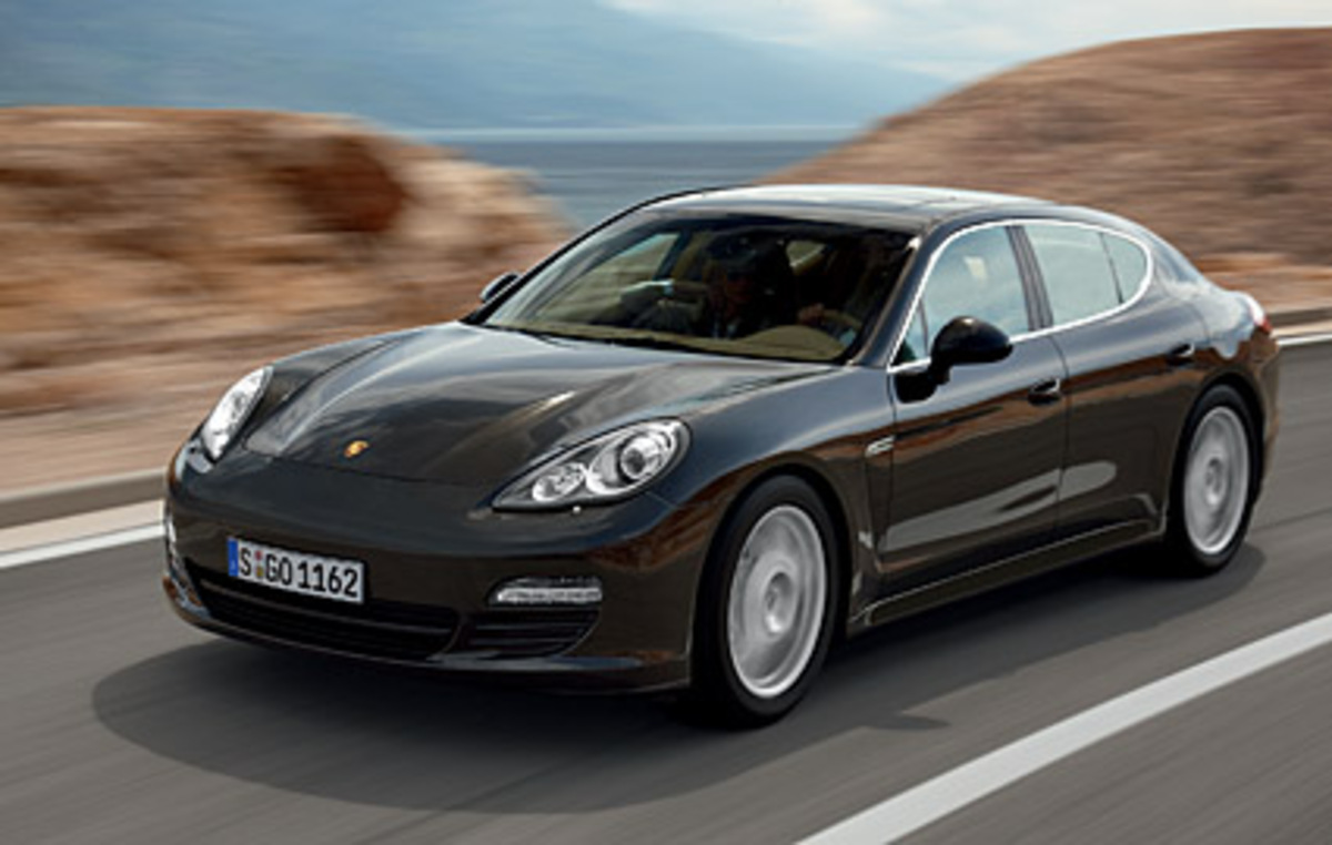 Setzen Audi, BMW und Mercedes auf eine zentrale Steuerung des Bordsystems, etwa per Drehrädchen, ist das Cockpit des Panamera mit Tasten gut befrachtet. Die Blicke führen dabei weit weg von der Straße – am besten, man regelt die Einstellungen noch im Stand.