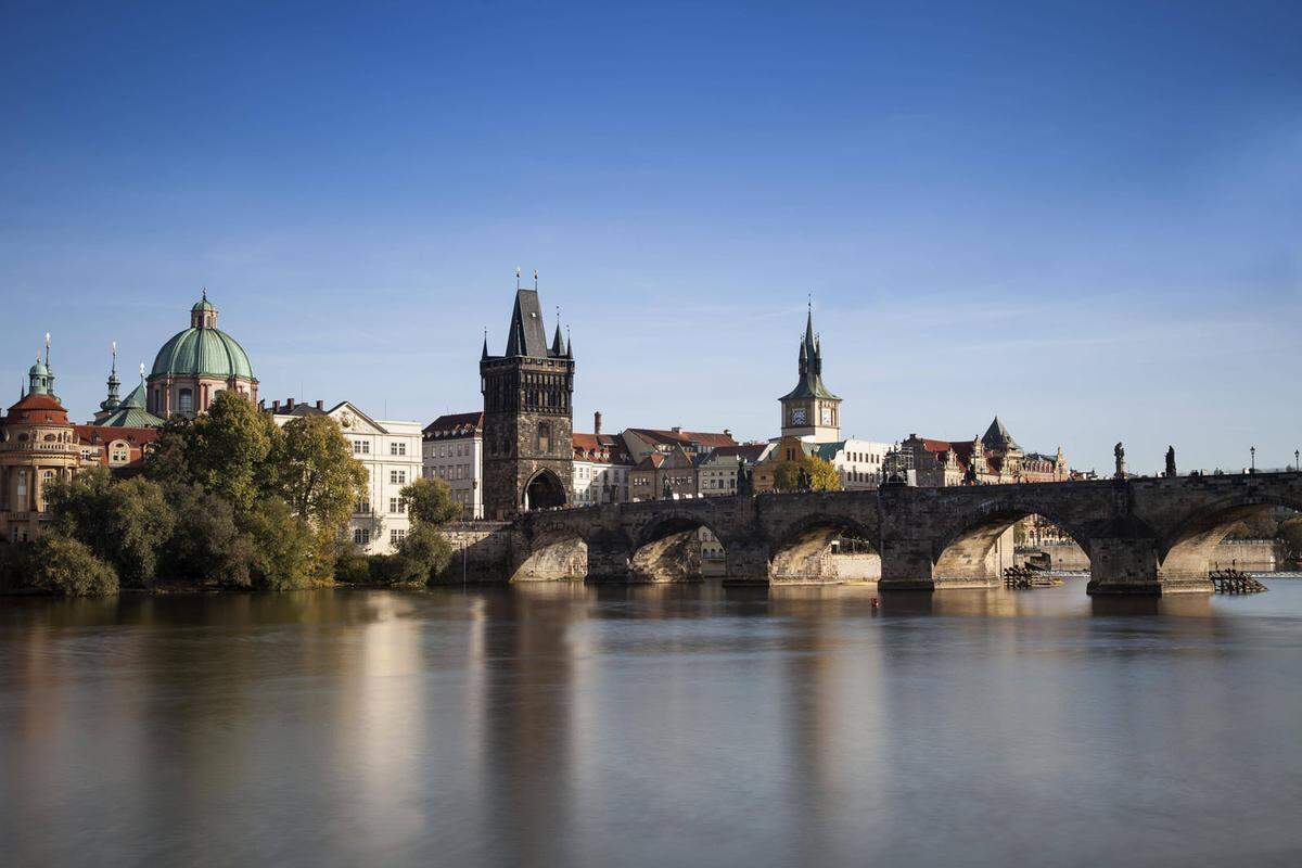 Die Karlsbrücke ist natürlich ein Muss, aber auch die verwinkelte Altstadt, die Prager Burg und das Rathaus mit seiner astronomischen Uhr. Historische Bars und traditionelle Tavernen mit herzhaftem Essen gehören natürlich unbedingt zu einem Besuch.