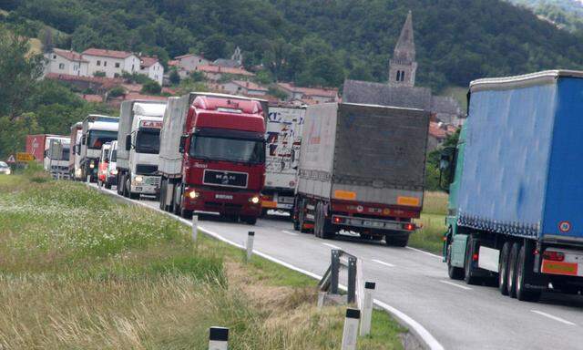 LKWs auf einer Landstrasse / Trucks on a country road