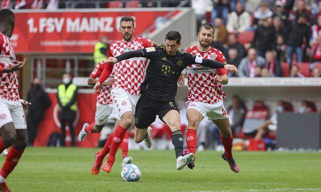 30.04.2022, Fussball Bundesliga, 1. FSV Mainz 05 - FC Bayern Muenchen, emonline, emspor, mzspor, v.l., Stefan Bell (FSV