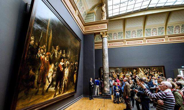 Zwei Millionen Besucher drängen sich jedes Jahr vor Rembrandts „Nachtwache“. Nun können sie auch Forschern und Restauratoren bei der Arbeit zuschauen. 