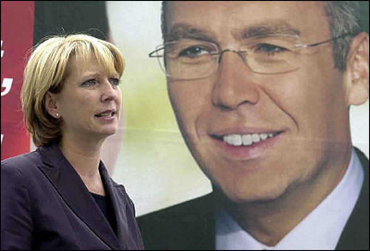 Im Wahlkampf 2006 wirft Bures der Regierung Schüssel soziale Kälte vor: "Die Politik der Regierung Schüssel hat die Zahl der Sozialhilfeempfänger in nur vier Jahren (von 2000 bis 2004) um 59 Prozent in die Höhe getrieben." 