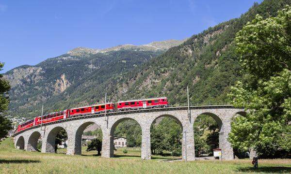Auf Europas höchsten Gleisen verbindet der Bernina Express die älteste Schweizer Stadt Chur mit dem charmanten Ort Tirano und führt dabei durch 55 Tunnel und über 196 Brücken, wie dem spektakulären Kreisviadukt und dem 65 Meter hohen Landwasserviadukt.