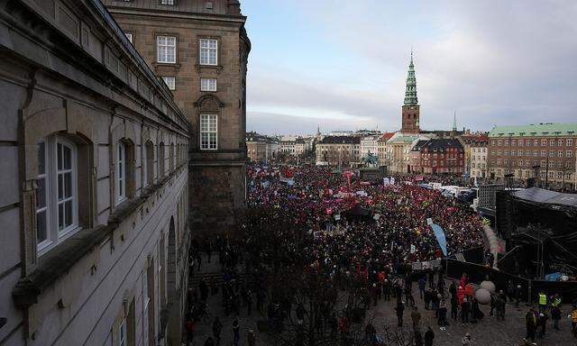 Archivbild vom 5. Februar, als Tausende Menschen gegen die Abschaffung des Feiertags vor dem Parlament in Kopenhagen protestierten.