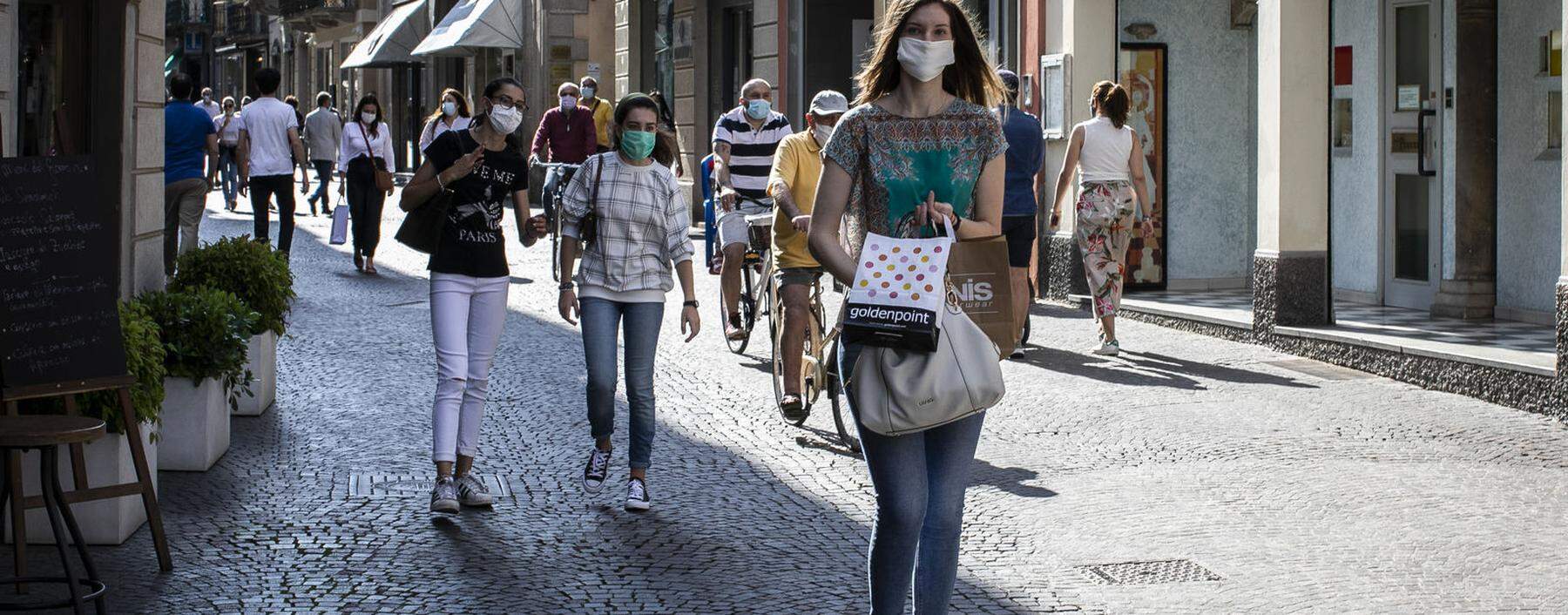 Bergamo nach der Katastrophe. Nach wie vor tragen Einwohner auch im Freien eine Maske.