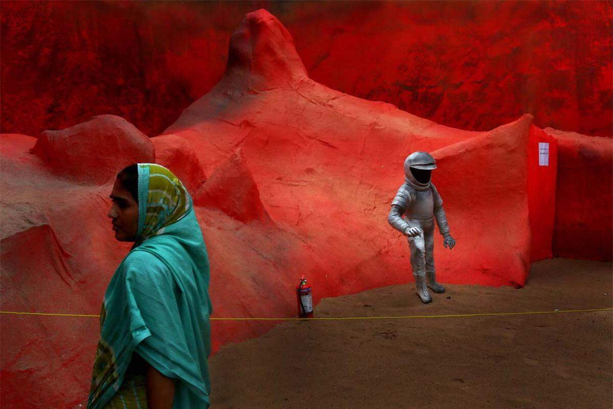 Eine Frau bei der Installation "Mars Mission" während des Durga Puja Festivals im indischen Kalkutta.