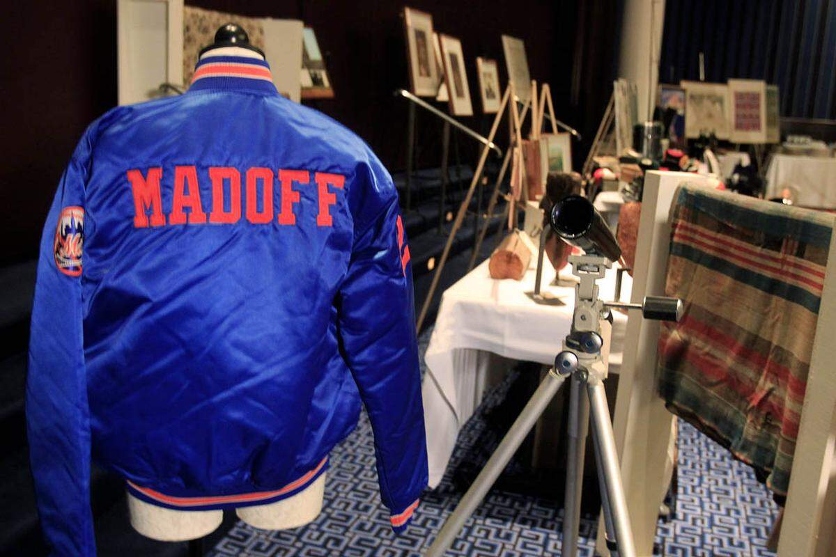 Bereits im Jahr 2010 wurden in New York Madoffs Besitztümer versteigert - unter anderem eine umfangreiche Kollektion an diversen Kleidungsstücken, darunter etwa eine Baseballjacke mit Madoffs Namenszug: Sie brachte 14.500 Dollar ein.