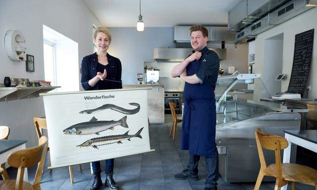 Petra Goetz-Frisch uns Sebastian Slavicek bieten in ihrem Restaurant und Fischgeschäft auch Matjes- und Heringssalat an.