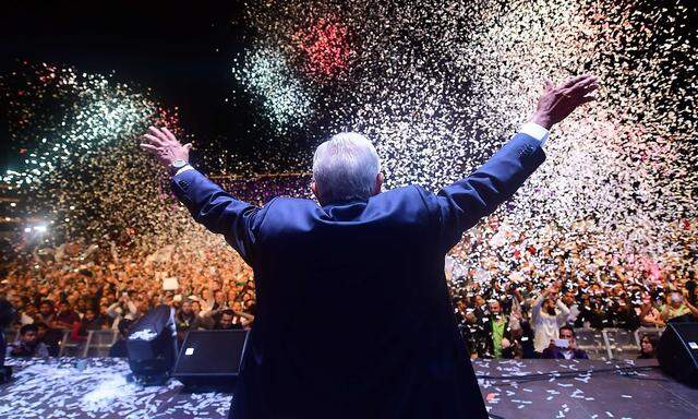 Seine Anhänger feiern ihn bereits nach den ersten Hochrechnungen: Manuel Lopez Obrador