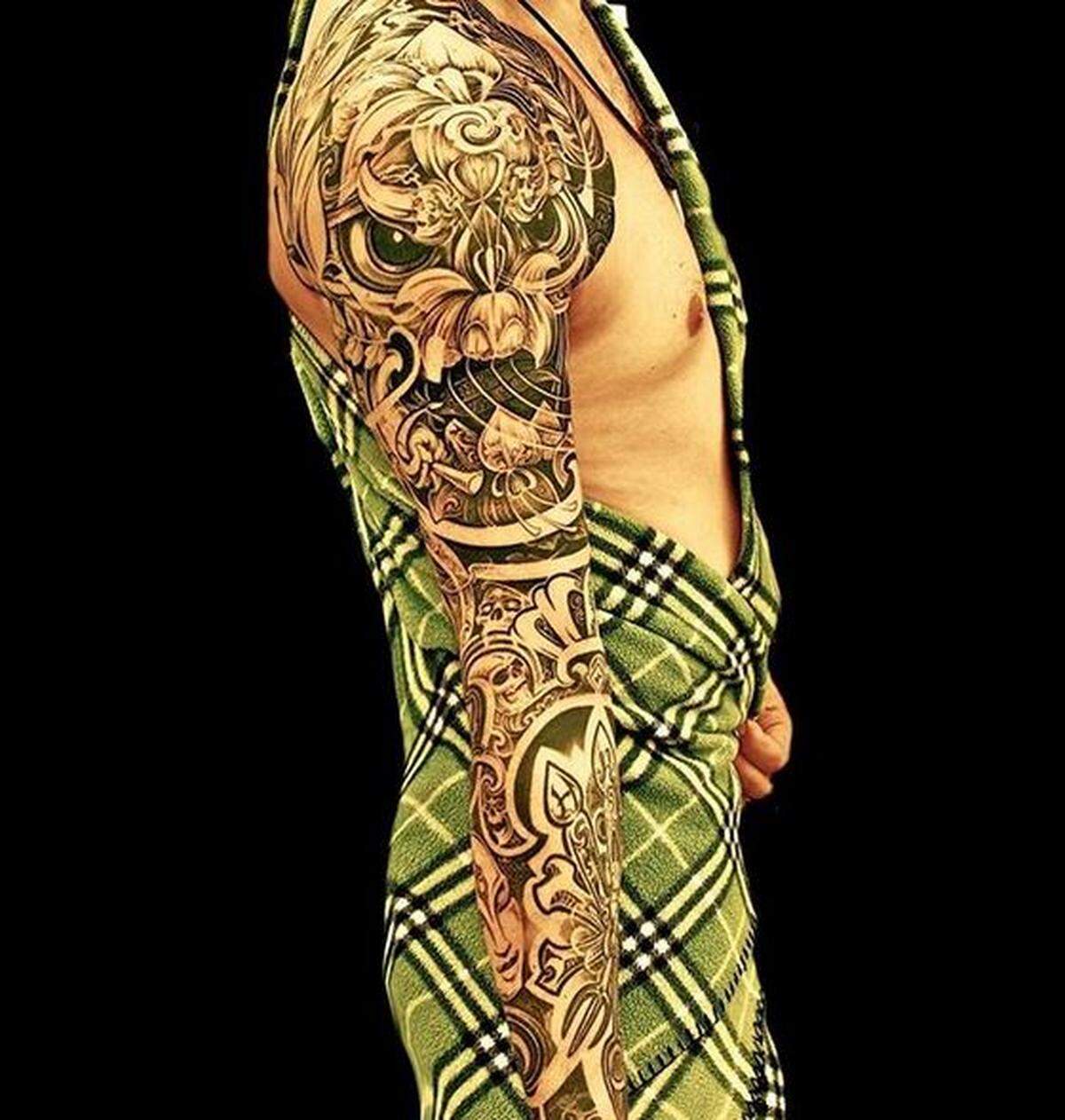 Der Wiener Tätowierer Claus Fuhrmann gilt als Legende unter den österreichischen Tattoo-Künstlern. Er hat einen eigenen Stil entwickelt, der sich durch ganz bestimmte Elemente auszeichnet: aufwendige, asiatische Muster, Totenköpfe, Drachen in allen Facetten und Priatenmotive.