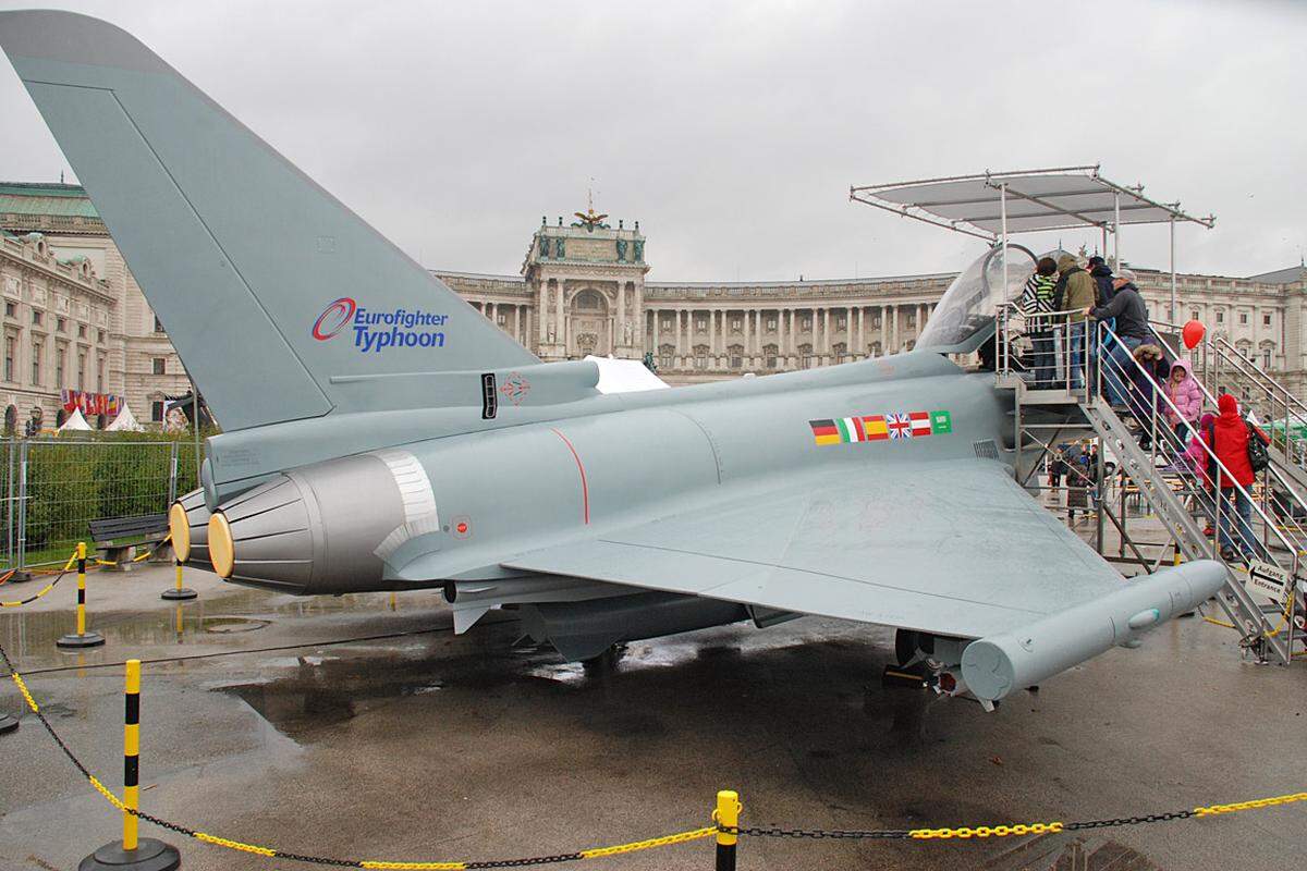 23 Mal stiegen Eurofighter auf, um Luftfahrzeuge zu identifizieren.Am Heldenplatz steht auch heuer wieder nur eine Attrappe des Abfangjägers
