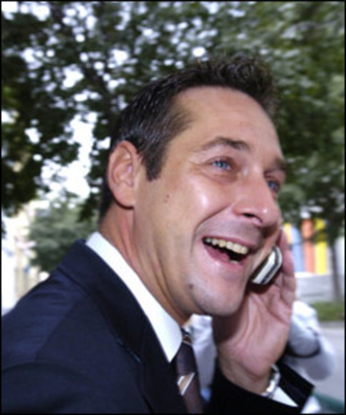 "Die FPÖ ist der Wahlsieger des Abends."FP-Chef Heinz-Christian Strache rief seine Partei zum Sieger der Nationalratswahl aus. Seine Prognose für die künftige Regierung: "So wie es ausschaut, gibt es eine Große Koalition."