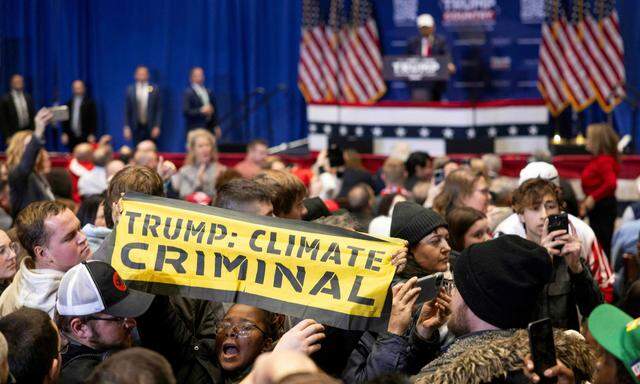 Klimaaktivisten bezeichneten Trump als „Climate Criminal“. 