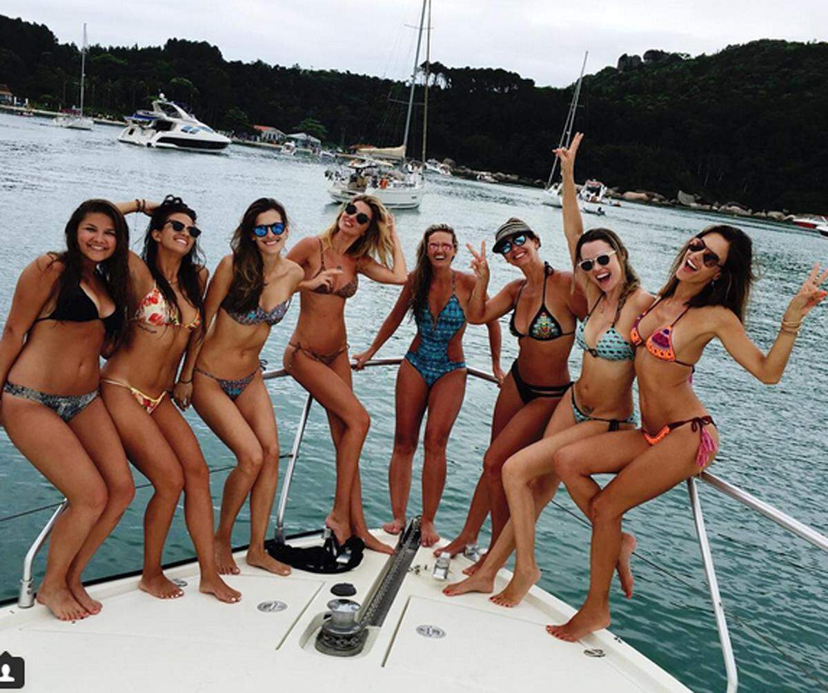 Alessandra Ambrosio und ihre Freundinnen können sich im Bikini sehen lassen.