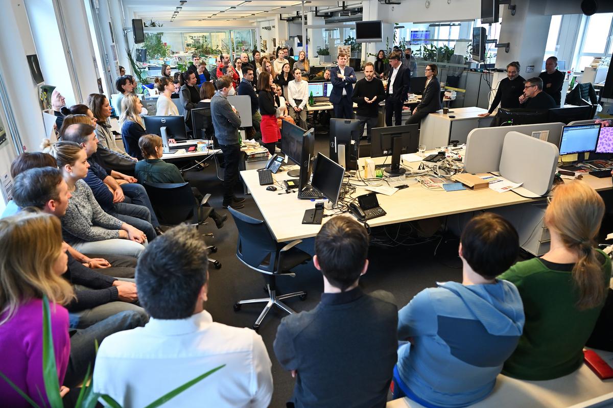 Die Redaktion bei der Fragestunde im Newsroom der "Presse".