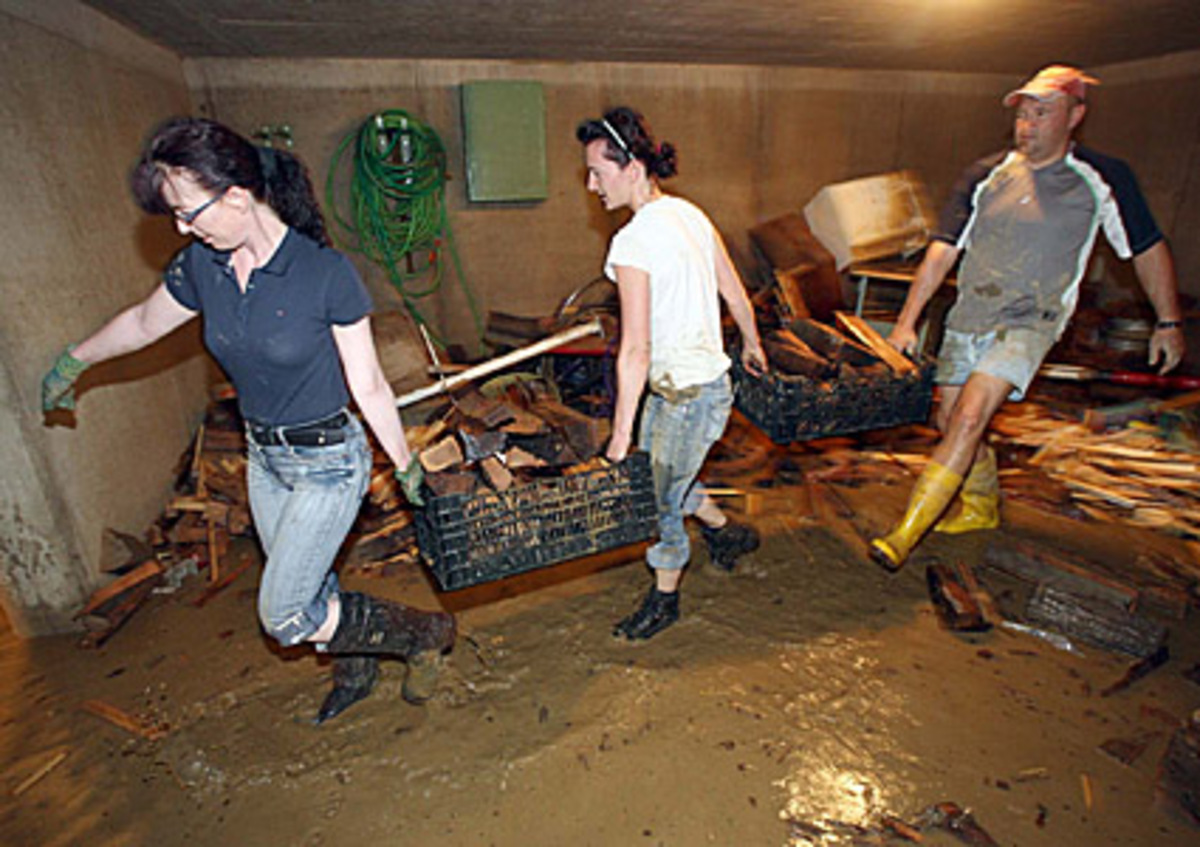 In der Süd- und Oststeiermark waren die Bewohner und Einsatzkräfte mit dem Auspumpen von Gebäuden und Wegräumen von Schlamm beschäftigt. Aufräumarbeiten in Hatzendorf (Stmk.)