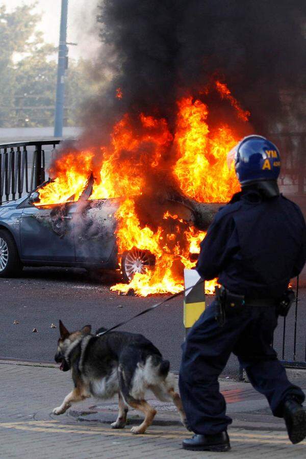 Die Welle der Gewalt dauerte vier Nächte in Folge an - und breitete sich von London auf weitere Städte aus.Bild: Randalierer stecken in Birmingham ein Auto in Brand.