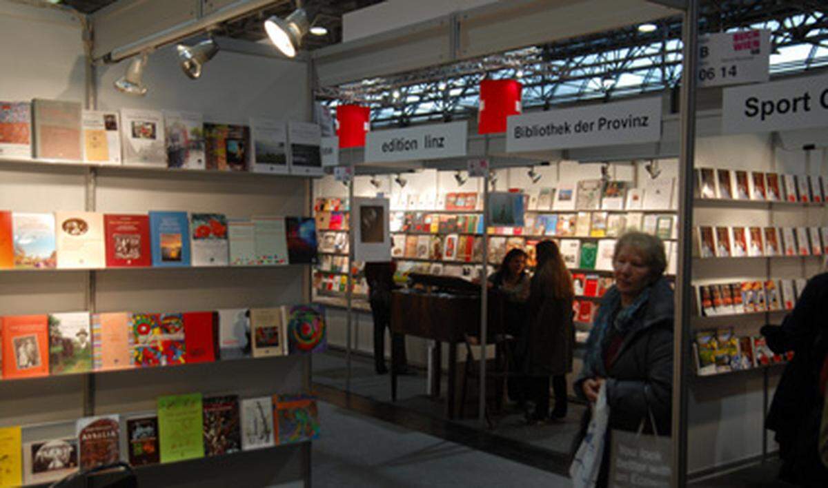 Viele der Aussteller kommen aus dem ehemaligen Ostblock. Präsentiert werden unter anderem Verlage aus Serbien, Rumänien oder der tschechischen Republik. Aber auch ein Verlag aus Südkorea und Verlage aus der Schweiz sind präsent.