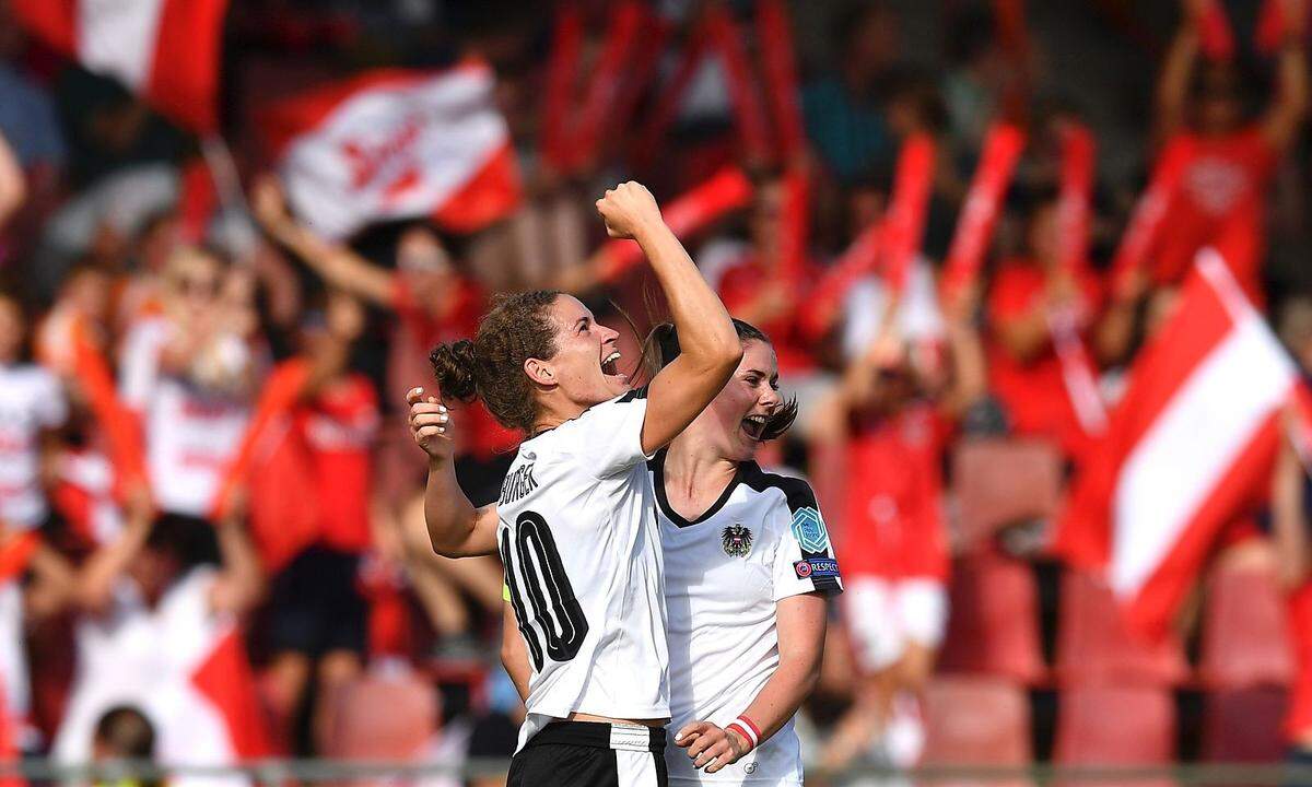 Die ÖFB-Frauen setzen bei der EM in den Niederlanden zum Erfolgslauf an, Siege gegen die Schweiz (1:0) und Island (3:0) sowie ein Remis gegen Frankreich (1:1) bringen den Aufstieg, spätestens mit dem Viertelfinalsieg gegen die Fußballmacht Spanien ist ganz Österreich elektrisiert. Erst im Halbfinale gegen Dänemark endet das Sommermärchen. Für Zinsberger, Schnaderbeck, Burger und Co. ist nun auch die WM-Qualifikation in Reichweite, einzig in der heimischen Frauen-Bundesliga ist die Euphorie noch nicht angekommen.