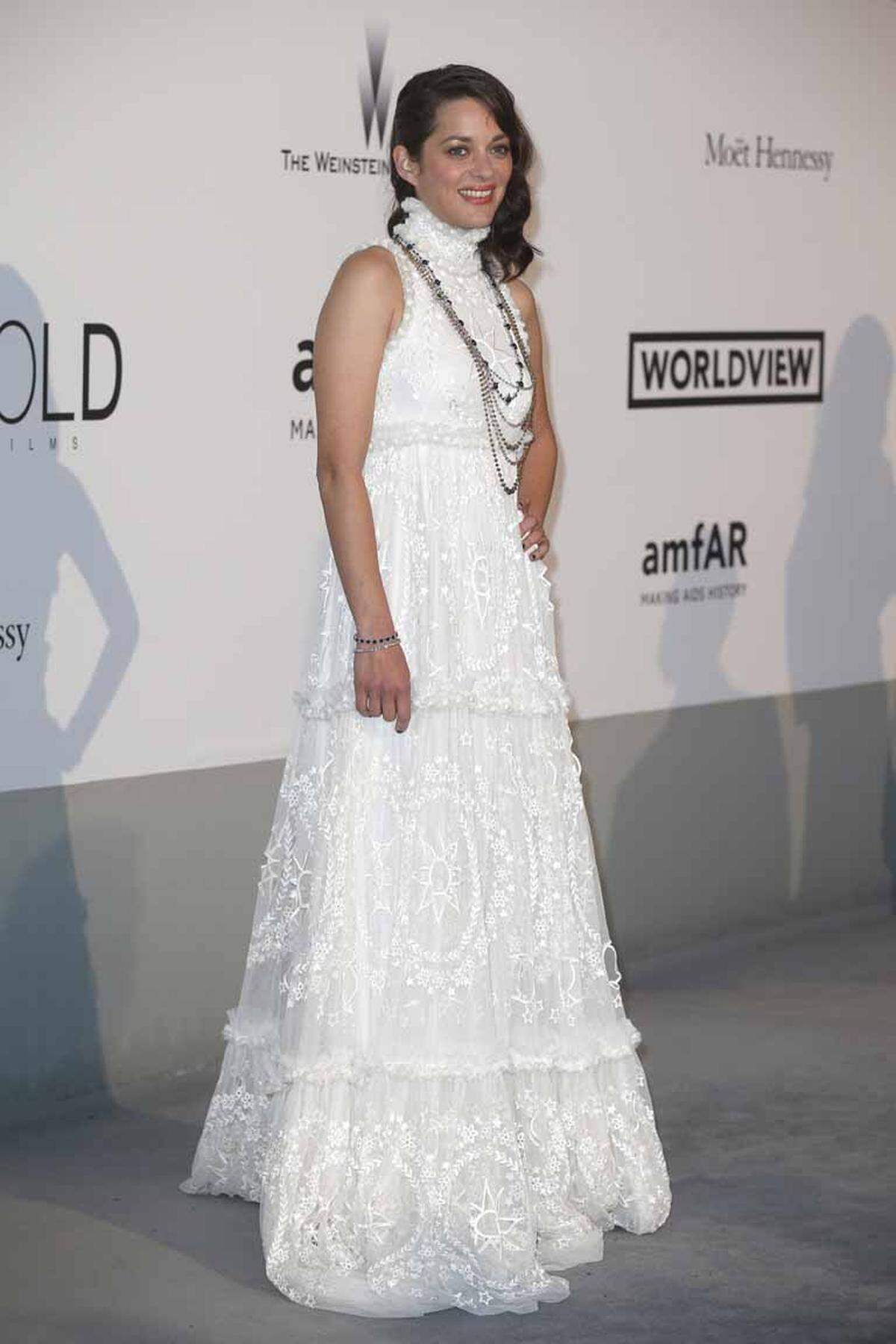 Die alljährliche Gala der Stiftung für Aidsforschung konnte sich in Cannes über einen wahren Starauflauf freuen. Schauspielerin Marion Cotillard kam etwa in einer weißen Robe von Alexander McQueen.