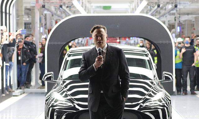 Elon Musk (hier bei der Eröffnung seiner Tesla-Fabrik in Deutschland im März) bezeichnet sich selbst als absolutistischen Verfechter der Meinungsfreiheit.