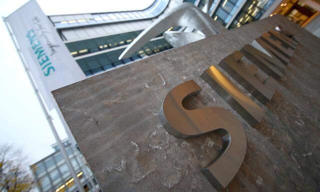 FILE PHOTO: The headquarters of Siemens AG is seen before the company´s annual news conference in Munich