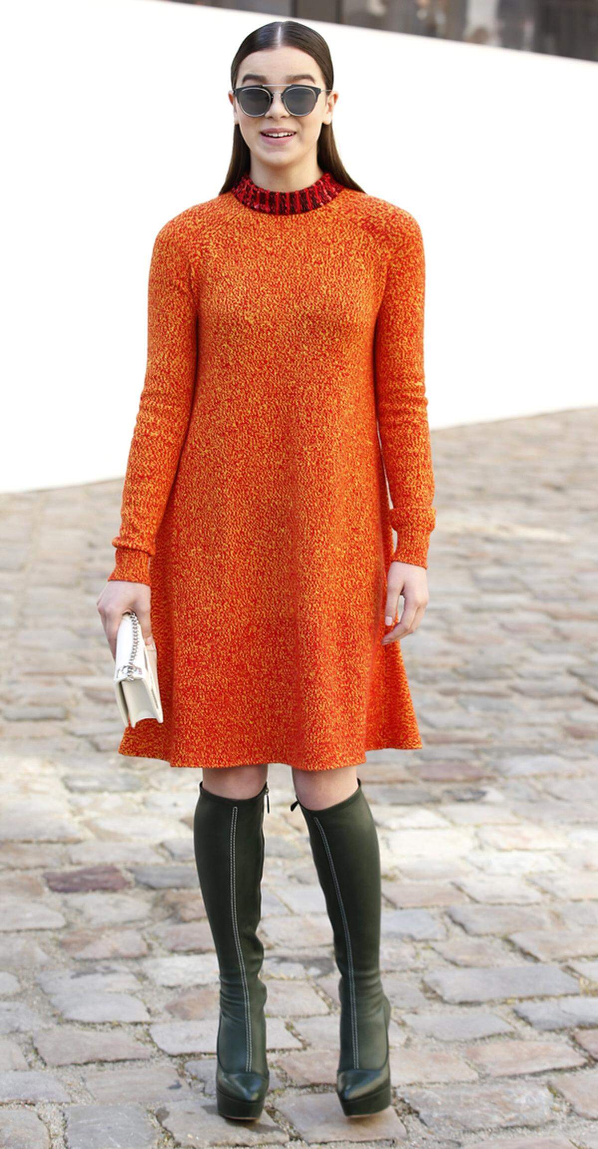 Schauspiel-Kollegin Hailee Steinfeld machte im orangen Wollkleid eine gute Figur.