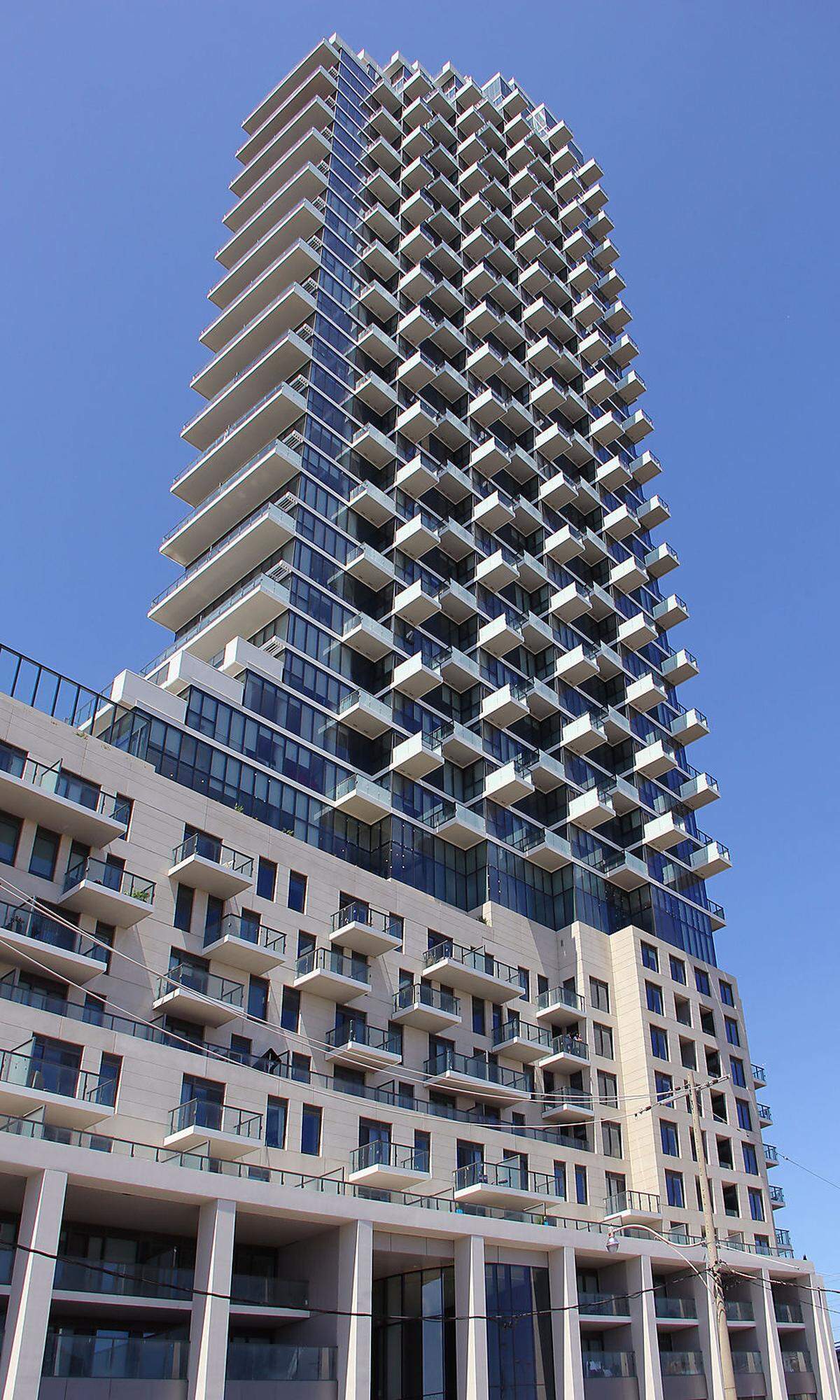 Platz 6: Monde, Toronto Den 44-stöckigen Wohnturm im East Bayfront Bezirk in Toronto haben die Architektenbüros Moshe Safdie &amp; Associates und Quadrangle Architects Ltd. gestaltet. Terrassen machen eine Bepflanzung auf jeder Ebene des Gebäudes möglich.  