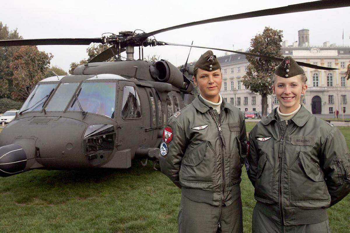 Es gibt es aktuell drei Hubschrauberpilotinnen, eine Fluglotsin, Panzerkommandantinnen und Militärhundeführerinnen.
