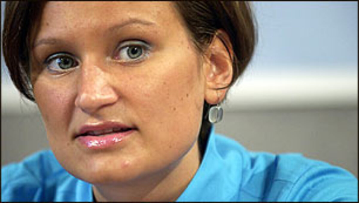 "Putin ist durch diesen Mord in schwere Verlegenheit gebracht worden. Für sein Streben, Russland wieder zu einem weltweit respektierten Staat zu machen, sind Anschuldigen, er führe ein Gangsterregime, nicht hilfreich. Er muss deshalb den britischen Ermittlern vollständige Kooperation und uneingeschränkten Zugang zu allen anbieten, die sie befragen wollen. ...