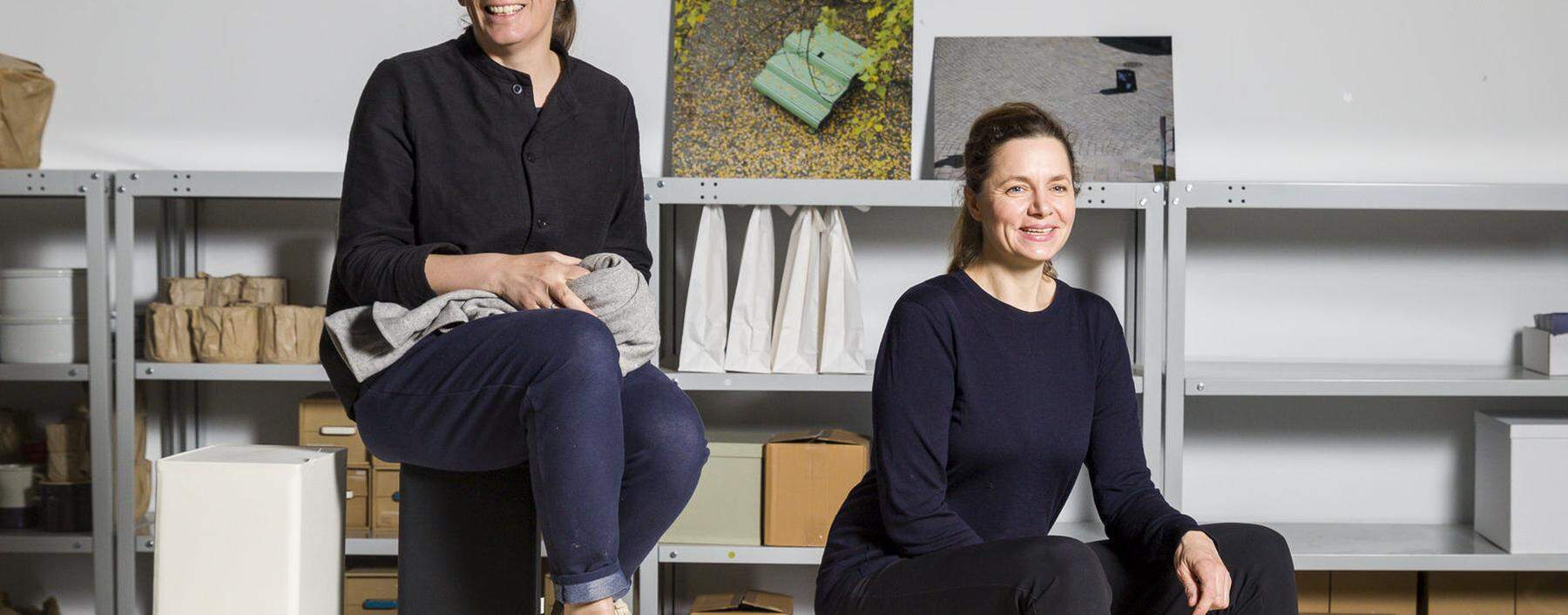 Katrin Radanitsch und Sofia Podreka mit den Split-Boxen im Atelier.