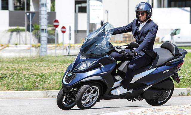 Zwei Räder vorn erhöhen die Fahrstabilität: Dreirad-Roller MP3 von Piaggio.