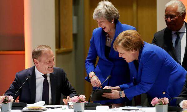 Und auch dem EU-Ratspräsidenten Donald Tusk wollte Merkel den Grund ihrers Amusements nicht vorenthalten. Falls es ihr Kalkül war, die eingefrorene Stimmung bei den Verhandlungen aufzulockern, scheint es zumindest für den Moment aufgegangen zu sein. Bleibt die Frage: Was war es, das die Kanzlerin so erheiterte? Dem Vernehmen nach handelte es sich um ...